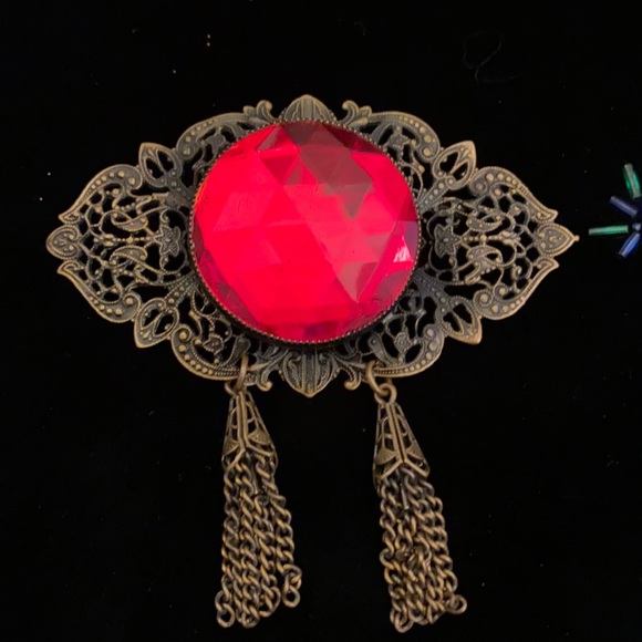 Jewelry - Vintage brooch with large faceted rhinestone